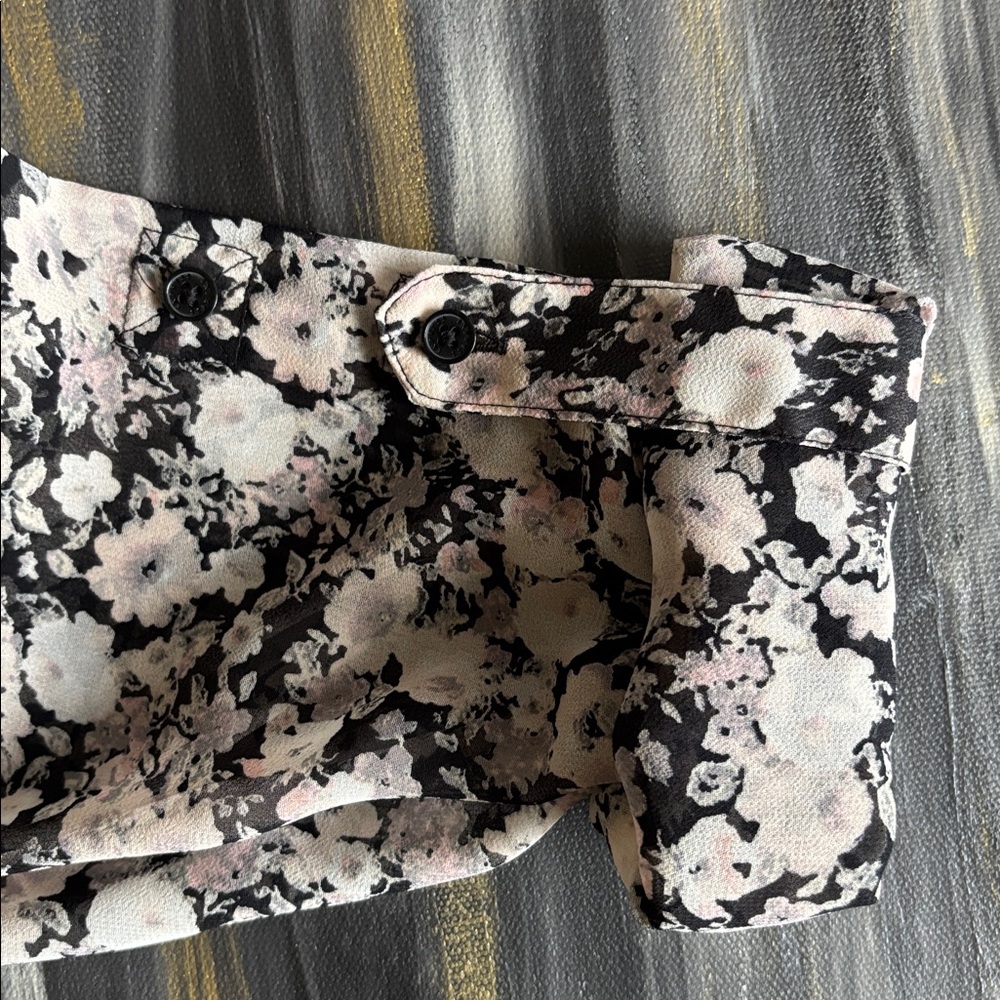 Express Floral Button-Front Shirt in Cream and Black - Picture 6 of 7